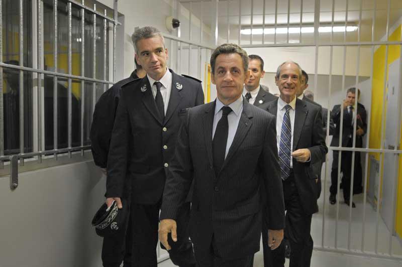 <b></div>En visite</b>. Nicolas Sarkozy est de retour sur le terrain de la sécurité. Ce mardi, après avoir inauguré un centre pénitentiaire flambant neuf à Réau (Seine-et-Marne), le Chef de l'État a fait plusieurs annonces lors d'un discours devant le personnel pénitentiaire. Il a, entre autre, promis «30 000 places» de prison supplémentaires d'ici six ans et l'ouverture de centres où des militaires encadreraient des jeunes délinquants. Le gouvernement doit ainsi déposer à l'automne un projet de loi de ''programmation relatif à l'exécution des peines'' largement inspiré du rapport que lui avait remis en juin le député UMP Éric Ciotti. 