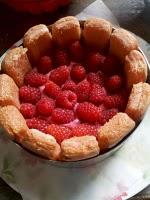 CHARLOTTE aux FRUITS ROUGES CHARLOTTE aux FRUITS ROUGES