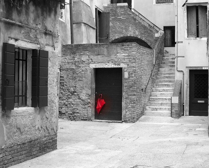 Atmosphère vénitienne : S'Polo...le parapluie rouge