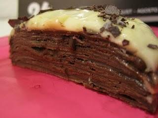 Dessert: Gâteau de Crêpes Cacao au Chocolat Noir, Croustillant de Meringue, nappage Chocolat Blanc