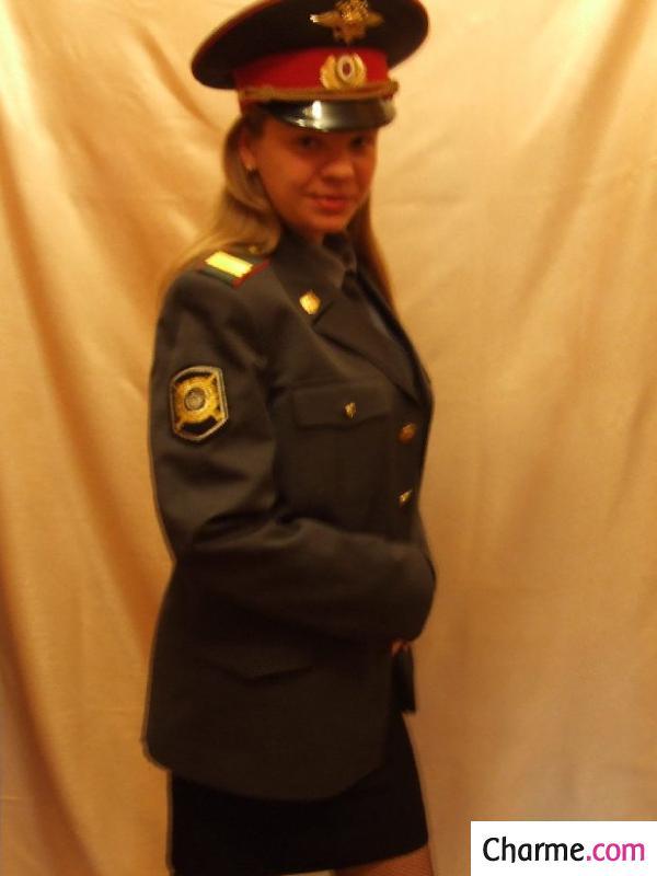 Amatrice chaude en tenue de soldat amatrice chaude tenue soldat strip-tease