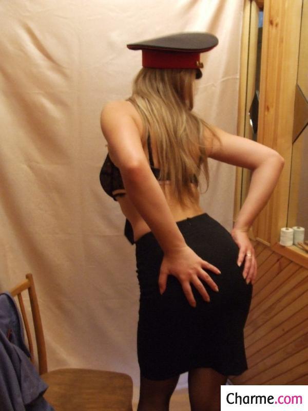 Amatrice chaude en tenue de soldat amatrice chaude tenue soldat strip-tease