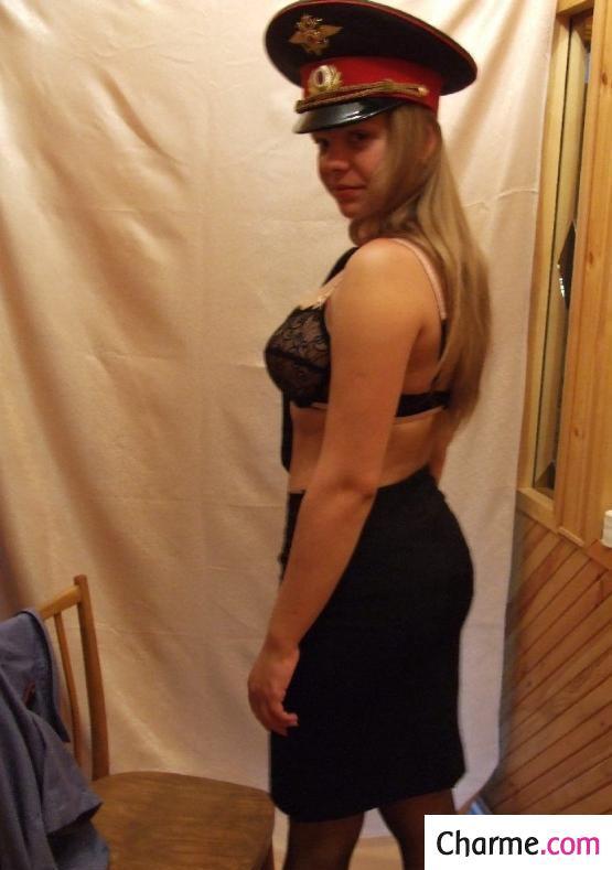 Amatrice chaude en tenue de soldat amatrice chaude tenue soldat strip-tease
