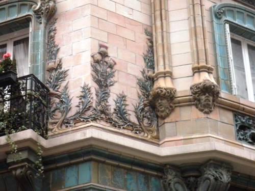 Chardons d'immeuble : l'Art Nouveau selon Charles Klein immeuble, chardons, art nouveau, Charles Klein, architecte, Emile Muller, céramique, rue Eugène Manuel, 75116