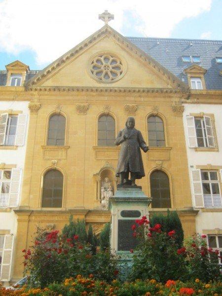 Journées du Patrimoine ce week-end… et devinette ! Le personnage, sa sculpture