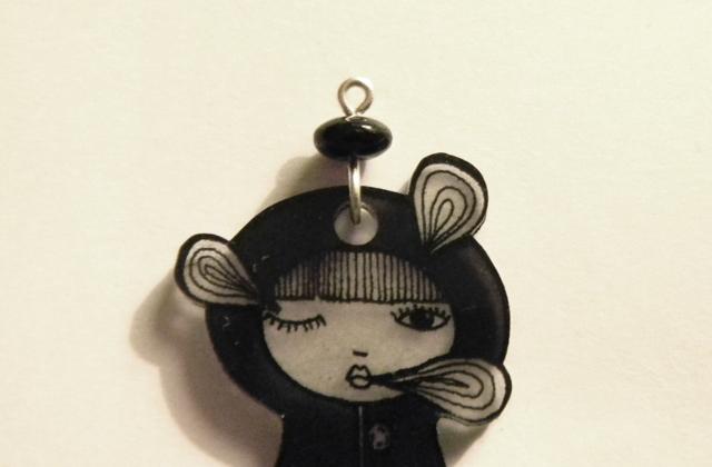 Boucles d’oreilles en plastique fou – Tutoriel