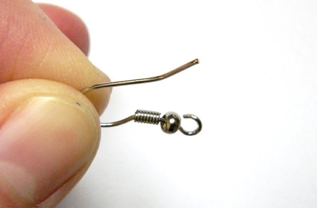 Boucles d’oreilles en plastique fou – Tutoriel