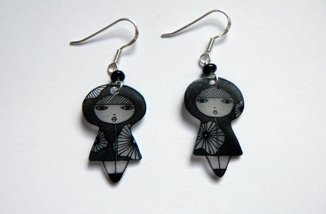 Boucles d’oreilles en plastique fou – Tutoriel