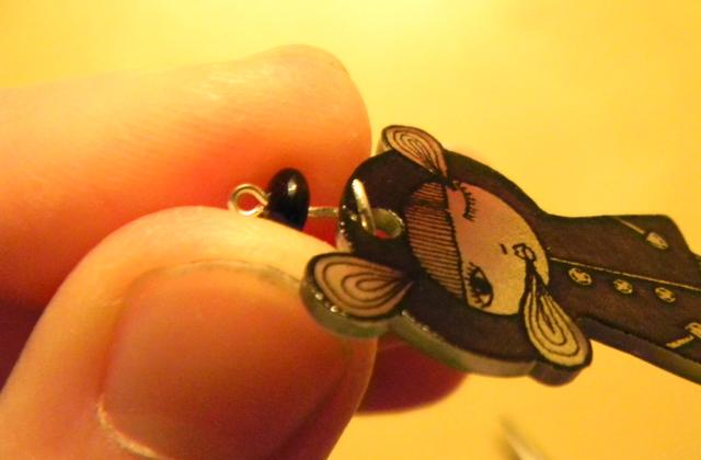 Boucles d’oreilles en plastique fou – Tutoriel