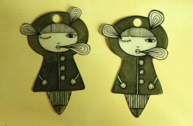 Boucles d’oreilles en plastique fou – Tutoriel