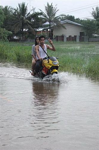 18 septembre 2011: Udonthani, innondations à Nong Sam Rong. DSCF0088 (Small)