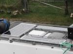 Equipé de 3 panneaux solaires 120W + 2 batteries solaires