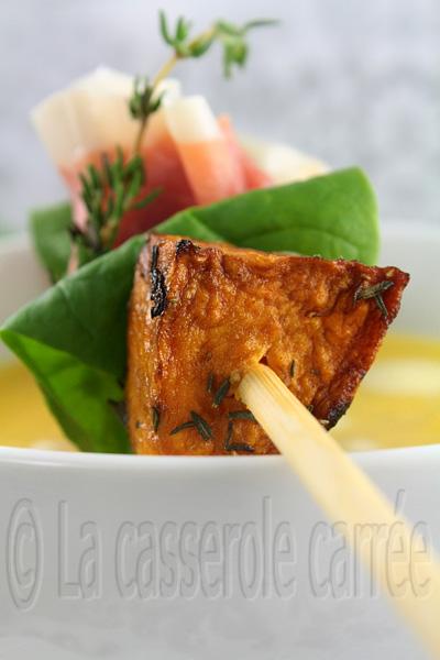 Potage de butternut rôtie, poireaux et crème d'ail, micro brochette de prosciutto et patates douces caramélisées au balsamique et thym
