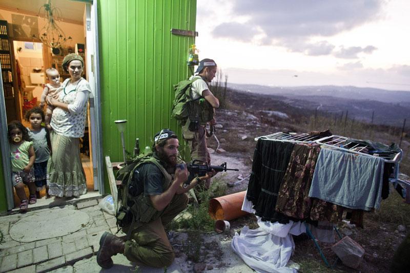 <b></div>Ils fulminent</b>. Les colons de Havat Gilad, près de Naplouse, dans le nord de la Cisjordanie s’entrainent dans l’attente de l’arrivée, très probablement imminente et musclée, de la police israélienne, qui lutte contre l’implantation sauvage et les constructions illégales. «La ferme de Gilad», construite en 2002 en la mémoire de Gilad Zar, un colon tué par les Palestiniens, compte une vingtaine de familles, pour la plupart des jeunes couples qui vivent dans des mobile-homes. 