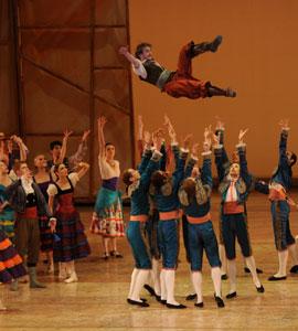 Don Quijote. Ilia Sarkisov, Ensemble. © Charles Tandy