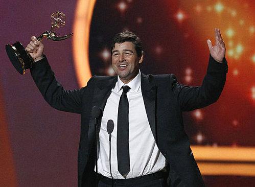 776218_kyle-chandler-accepts-the-award-for-outstanding-lead.jpg