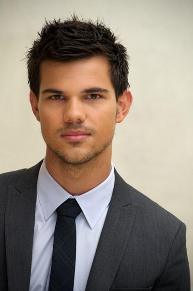 Pics of Taylor Lautner at Press conference Abduction ! http://img10.imageshack.us/img10/2323/85661974.jpg