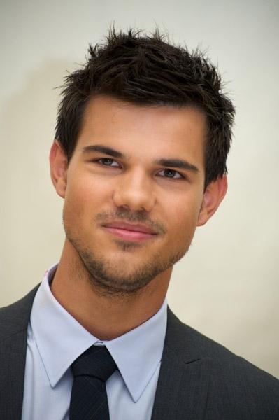 Pics of Taylor Lautner at Press conference Abduction ! http://img14.imageshack.us/img14/4981/87875066.jpg