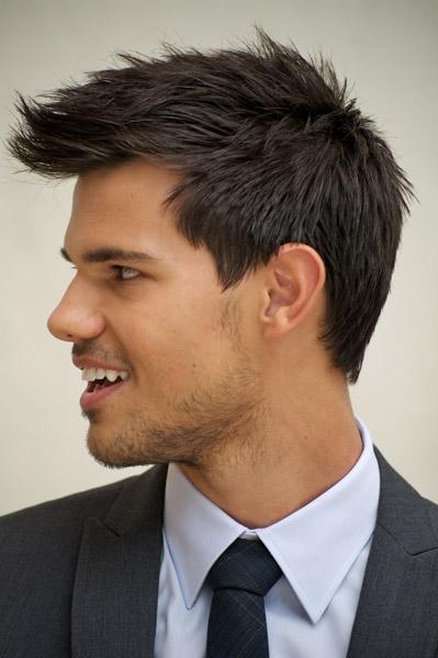 Pics of Taylor Lautner at Press conference Abduction ! http://img26.imageshack.us/img26/3378/92653130.jpg