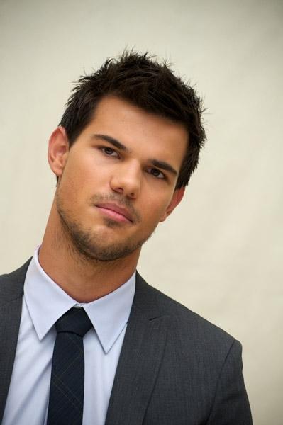 Pics of Taylor Lautner at Press conference Abduction ! http://img692.imageshack.us/img692/979/70346325p.jpg