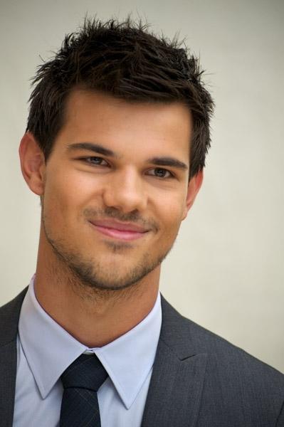 Pics of Taylor Lautner at Press conference Abduction ! http://img585.imageshack.us/img585/1356/35742367.jpg