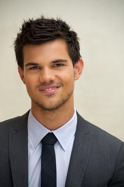 Pics of Taylor Lautner at Press conference Abduction ! http://img831.imageshack.us/img831/6513/50945087.jpg