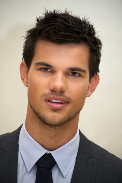 Pics of Taylor Lautner at Press conference Abduction ! http://img708.imageshack.us/img708/1535/27943177.jpg