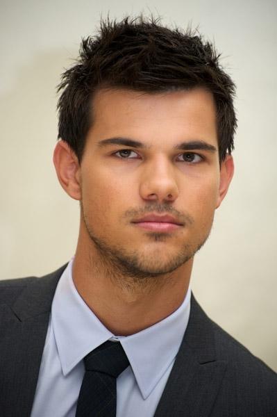 Pics of Taylor Lautner at Press conference Abduction ! http://img51.imageshack.us/img51/1134/47650883.jpg