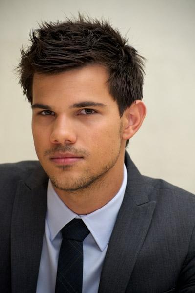 Pics of Taylor Lautner at Press conference Abduction ! http://img101.imageshack.us/img101/2299/87019962.jpg