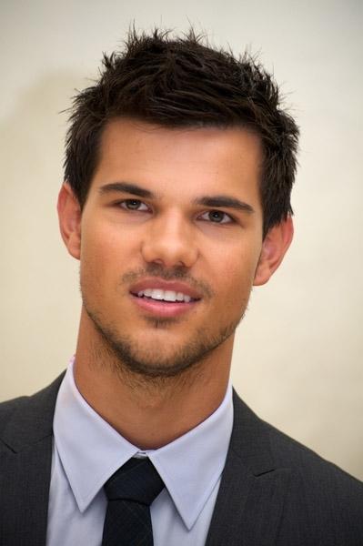 Pics of Taylor Lautner at Press conference Abduction ! http://img193.imageshack.us/img193/6013/77660455.jpg