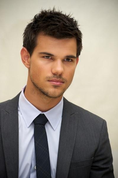 Pics of Taylor Lautner at Press conference Abduction ! http://img202.imageshack.us/img202/6203/60720843.jpg