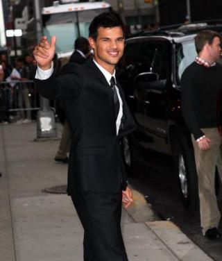 Arrivée et départ de Taylor Lautner du Late Show
