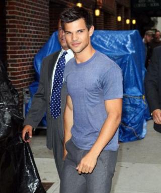 Arrivée et départ de Taylor Lautner du Late Show