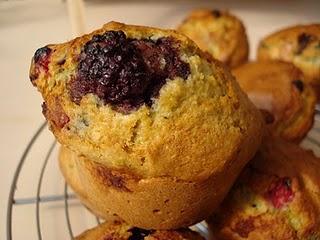 Muffins amandes, fruits rouges et raisins secs