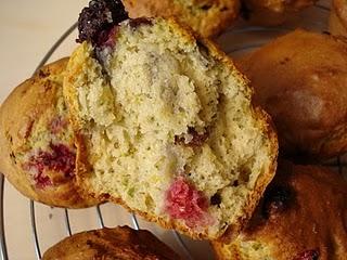 Muffins amandes, fruits rouges et raisins secs