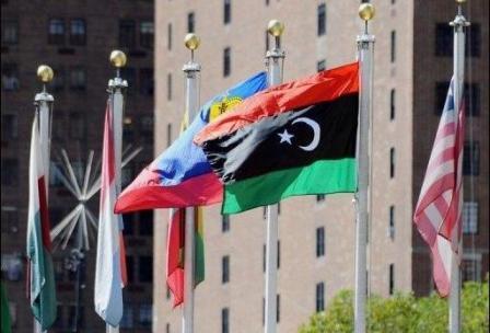 Le drapeau du CNT libyen devant le siège de l'ONU