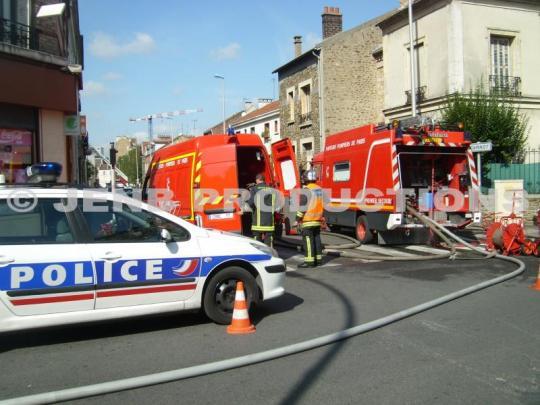 Incendie rue Carnot à Noisy-le-Sec 23 septembre 2011|© E. Nicolau / JENB Productions Sur place : Important incendie d'appartement à Noisy-le-Sec