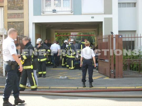 Incendie rue Carnot à Noisy-le-Sec 23 septembre 2011|© E. Nicolau / JENB Productions Sur place : Important incendie d'appartement à Noisy-le-Sec