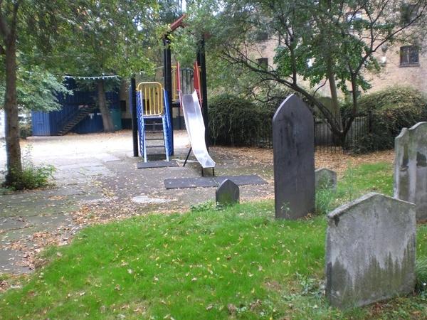 photo humour insolite jardin enfant cimetière