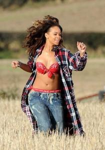Rihanna : virée de son clip champêtre par un fermier qui la trouve trop sexy