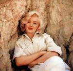 medium_marilyn_calendar_01-00.jpg