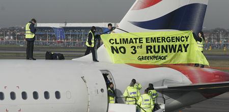 Greenpeace grimpe sur un Boeing à l’aéroport d’Heathrow