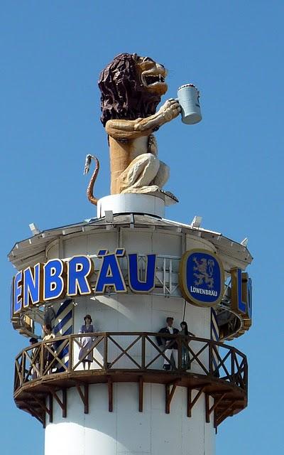 Un kitsch de bande dessinée dans le ciel de l'Oktoberfest