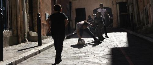 Jouer au foot dans une rue en pente. Gamelles d’acrobates.... Jouer au foot dans une rue en pente. Gamelles d’acrobates....