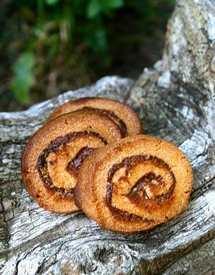 PETITS ROULÉS CROQUANTS AU NUTELLA ET AUX NOISETTES PETITS ROULÉS CROQUANTS AU NUTELLA ET AUX NOISETTES
