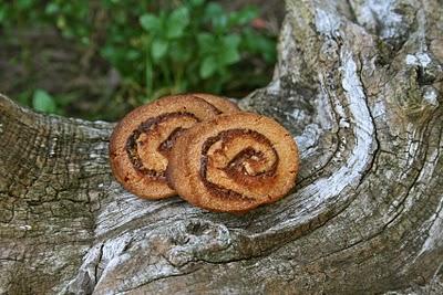 PETITS ROULÉS CROQUANTS AU NUTELLA ET AUX NOISETTES PETITS ROULÉS CROQUANTS AU NUTELLA ET AUX NOISETTES