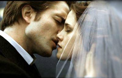 Edward-Bella-s-Wedding-3-breaking-d