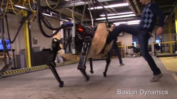 kick kick LAlpha Dog de Boston Dynamics a grandi