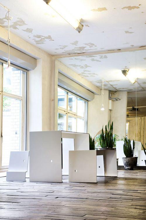 The Compact Café Table par Sigurd Larsen The Compact Café Table par Sigurd Larsen