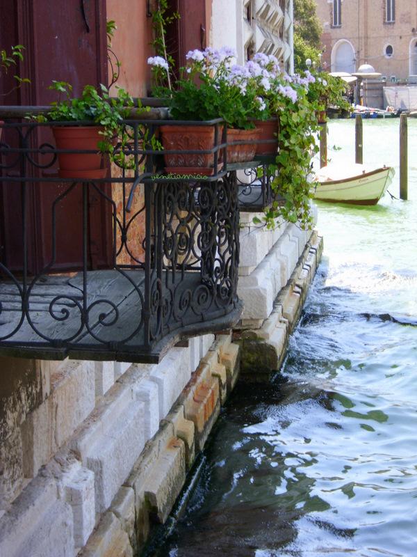 Ambiance Vénitienne : une petite halte au bord de l'eau...